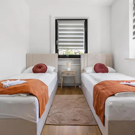 Kms Homes - Balcony - Netflix - Modern Apartment *
